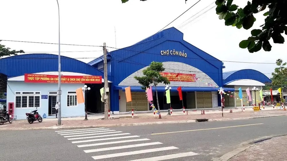 Cổng trước chợ Côn Đảo